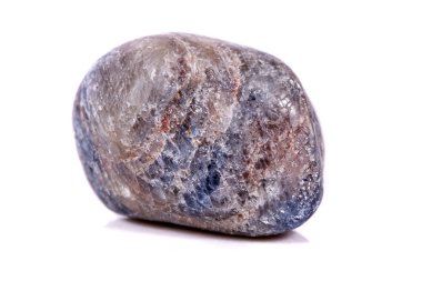 Beyaz arka plan üzerinde mineral taş safir makro yakın çekim