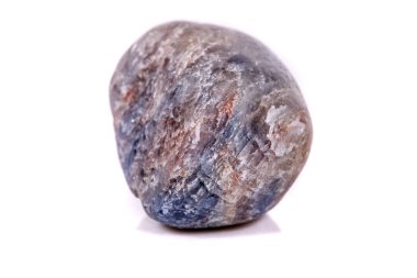 Beyaz arka plan üzerinde mineral taş safir makro yakın çekim