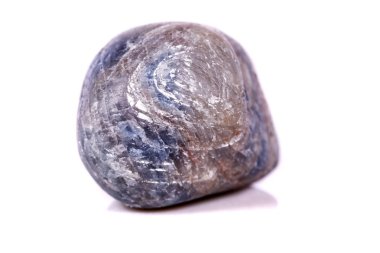 Beyaz arka plan üzerinde mineral taş safir makro yakın çekim