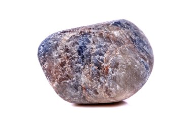 Beyaz arka plan üzerinde mineral taş safir makro yakın çekim