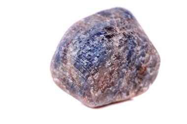 Beyaz arka plan üzerinde mineral taş safir makro yakın çekim