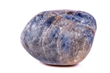 Beyaz arka plan üzerinde mineral taş safir makro yakın çekim