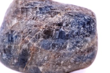 Beyaz arka plan üzerinde mineral taş safir makro yakın çekim