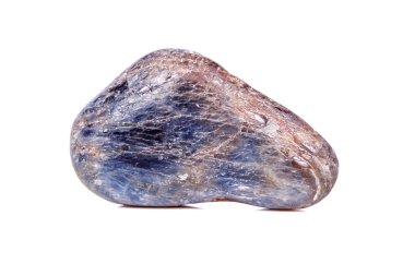 Beyaz arka plan üzerinde mineral taş safir makro yakın çekim