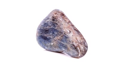 Beyaz arka plan üzerinde mineral taş safir makro yakın çekim