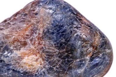 Beyaz arka plan üzerinde mineral taş safir makro yakın çekim