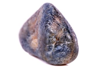 Beyaz arka plan üzerinde mineral taş safir makro yakın çekim