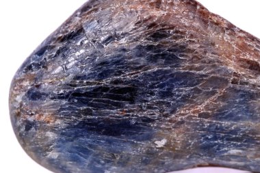 Beyaz arka plan üzerinde mineral taş safir makro yakın çekim
