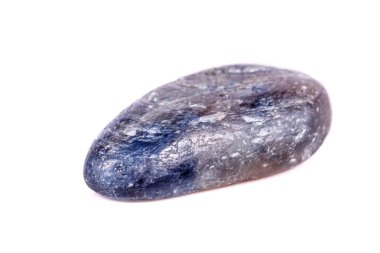 Beyaz arka plan üzerinde mineral taş safir makro yakın çekim