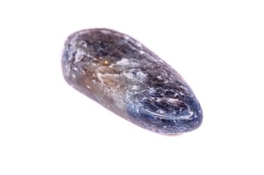 Beyaz arka plan üzerinde mineral taş safir makro yakın çekim