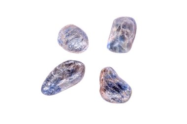 Beyaz arka plan üzerinde mineral taş safir makro yakın çekim