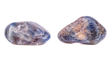 Beyaz arka plan üzerinde mineral taş safir makro yakın çekim