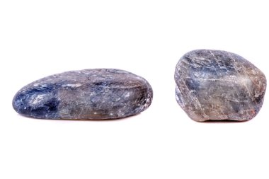 Beyaz arka plan üzerinde mineral taş safir makro yakın çekim