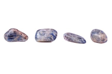 Beyaz arka plan üzerinde mineral taş safir makro yakın çekim