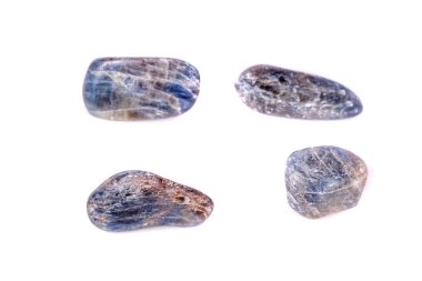 Beyaz arka plan üzerinde mineral taş safir makro yakın çekim