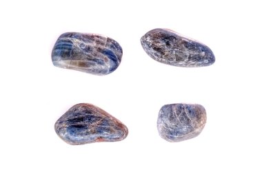 Beyaz arka plan üzerinde mineral taş safir makro yakın çekim