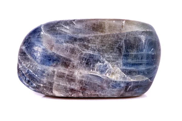 Beyaz arka plan üzerinde mineral taş safir makro yakın çekim