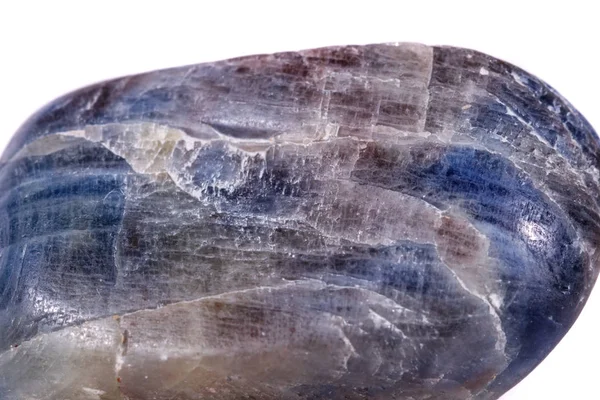 Beyaz arka plan üzerinde mineral taş safir makro yakın çekim