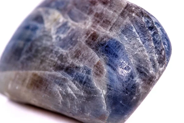 Beyaz arka plan üzerinde mineral taş safir makro yakın çekim