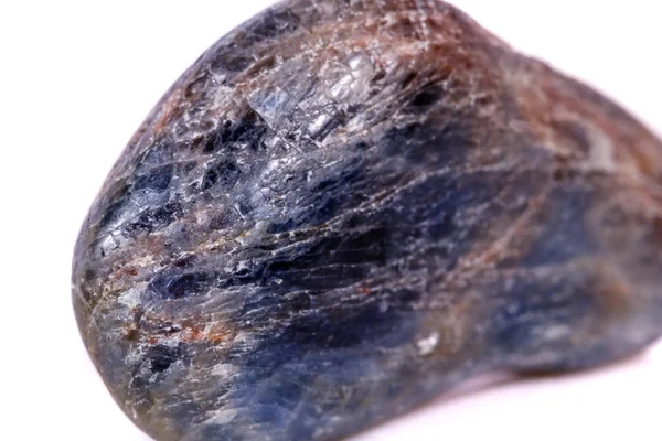 Makro Mineralstein Saphir Auf Weißem Hintergrund Nahaufnahme — Stockfoto