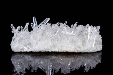 Makro Mineral taş yapay elmas kristalleri siyah arka plan üzerinde içinde yakın çekim
