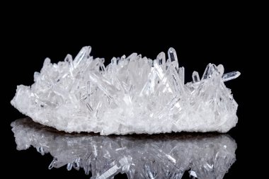 Makro Mineral taş yapay elmas kristalleri siyah arka plan üzerinde içinde yakın çekim