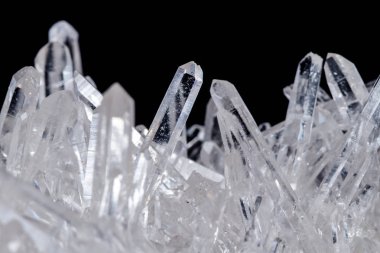 Makro Mineral taş yapay elmas kristalleri siyah arka plan üzerinde içinde yakın çekim