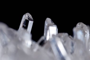 Makro Mineral taş yapay elmas kristalleri siyah arka plan üzerinde içinde yakın çekim