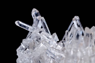 Makro Mineral taş yapay elmas kristalleri siyah arka plan üzerinde içinde yakın çekim