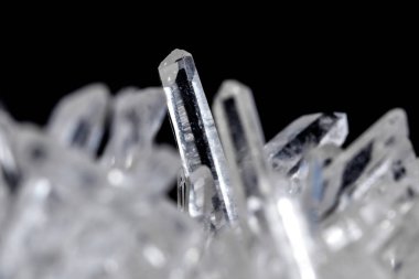 Makro Mineral taş yapay elmas kristalleri siyah arka plan üzerinde içinde yakın çekim