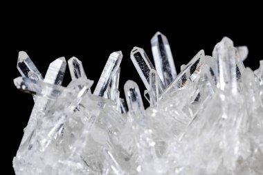 Makro Mineral taş yapay elmas kristalleri siyah arka plan üzerinde içinde yakın çekim