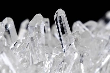 Makro Mineral taş yapay elmas kristalleri siyah arka plan üzerinde içinde yakın çekim