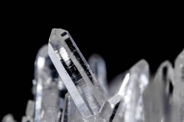 Makro Mineral taş yapay elmas kristalleri siyah arka plan üzerinde içinde yakın çekim