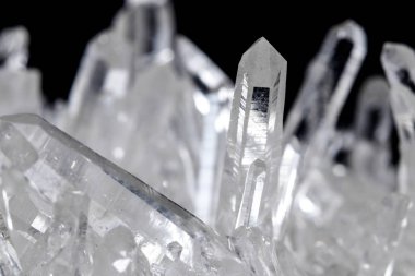 Makro Mineral taş yapay elmas kristalleri siyah arka plan üzerinde içinde yakın çekim