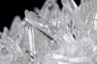 Makro Mineral taş yapay elmas kristalleri siyah arka plan üzerinde içinde yakın çekim