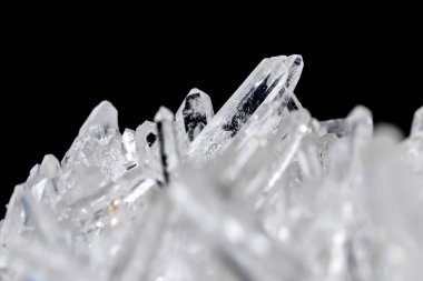 Makro Mineral taş yapay elmas kristalleri siyah arka plan üzerinde içinde yakın çekim
