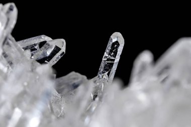 Makro Mineral taş yapay elmas kristalleri siyah arka plan üzerinde içinde yakın çekim