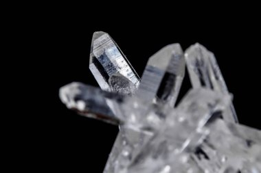 Makro Mineral taş yapay elmas kristalleri siyah arka plan üzerinde içinde yakın çekim