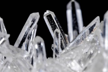 Makro Mineral taş yapay elmas kristalleri siyah arka plan üzerinde içinde yakın çekim