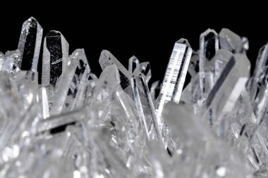 Makro Mineral taş yapay elmas kristalleri siyah arka plan üzerinde içinde yakın çekim