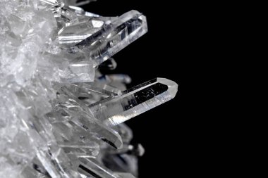 Makro Mineral taş yapay elmas kristalleri siyah arka plan üzerinde içinde yakın çekim