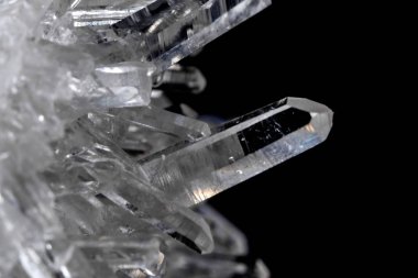 Makro Mineral taş yapay elmas kristalleri siyah arka plan üzerinde içinde yakın çekim