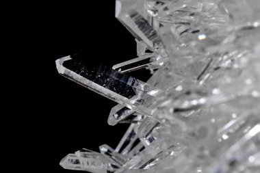 Makro Mineral taş yapay elmas kristalleri siyah arka plan üzerinde içinde yakın çekim