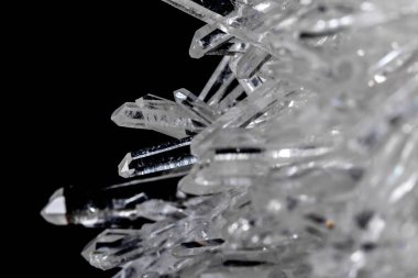 Makro Mineral taş yapay elmas kristalleri siyah arka plan üzerinde içinde yakın çekim