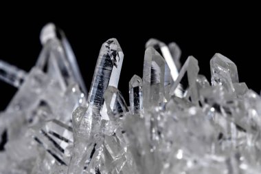 Makro Mineral taş yapay elmas kristalleri siyah arka plan üzerinde içinde yakın çekim