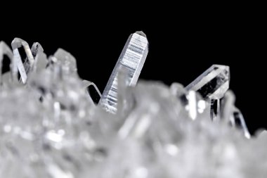 Makro Mineral taş yapay elmas kristalleri siyah arka plan üzerinde içinde yakın çekim