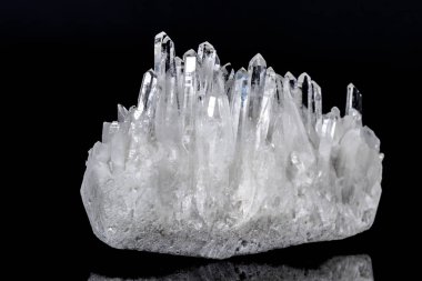 Makro Mineral taş yapay elmas kristalleri siyah arka plan üzerinde içinde yakın çekim
