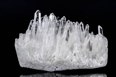 Makro Mineral taş yapay elmas kristalleri siyah arka plan üzerinde içinde yakın çekim