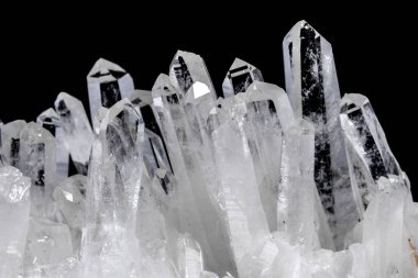 Makro Mineral taş yapay elmas kristalleri siyah arka plan üzerinde içinde yakın çekim