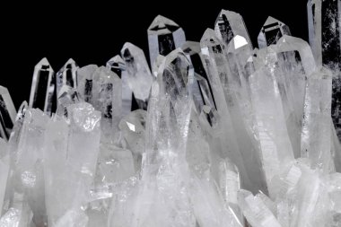 Makro Mineral taş yapay elmas kristalleri siyah arka plan üzerinde içinde yakın çekim